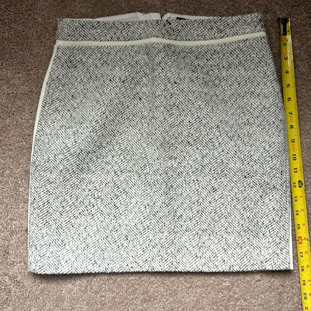 Women’s size 2 White House, Black market wool skirt
